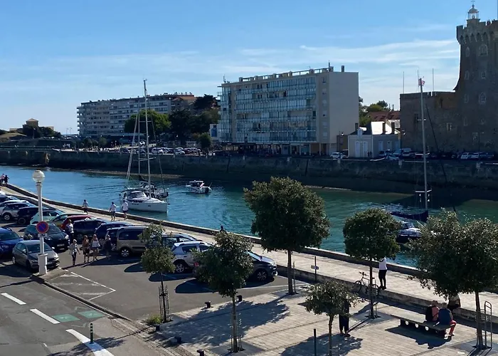 Vue Panoramique Et Chenal Meme De La Ascenseur 50m2 Situation Ideale En Option Garage Ferme Prive דירה